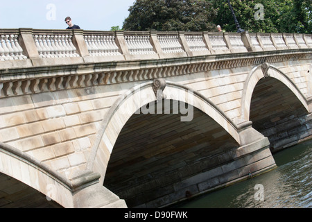 Serpentin Brücke verbindet Kensington Gardens und Hyde Park in London die Serpentine läuft unter Stockfoto