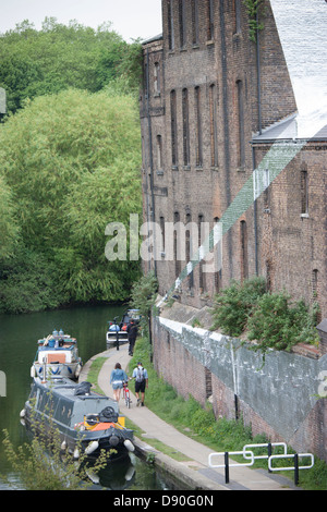 Lastkahn auf dem Grand union Canal mit Treidelpfad waren Weg, Camden, London Stockfoto