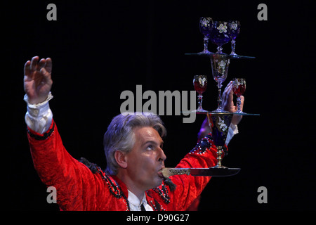 Ein Zirkuskünstler führt eine Show mit ausgewogenen Gläser in Karlovy Vary, Tschechische Republik, am 8. Mai 2013. Stockfoto