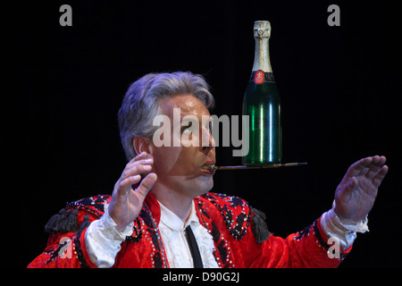 Ein Zirkuskünstler führt eine Show mit einer ausgewogenen Flasche in Karlovy Vary, Tschechische Republik, am 8. Mai 2013. Stockfoto
