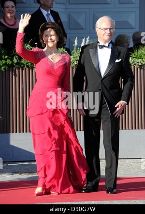 Stockholm, Schweden. 7. Juni 2013. Der schwedische König Carl Gustaf und Königin Silvia kommen für ein privates Dinner vor der Hochzeit der schwedischen Prinzessin Madeleine im Grand Hotel in Stockholm, Schweden, 7. Juni 2013. Foto: Carsten Rehder/dpa Stockfoto