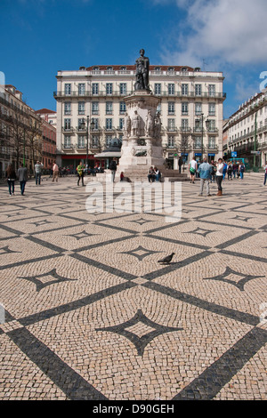 Placa Luis de Camoes Square im Chiado Viertel von Lissabon, Portugal, mit dekorativen Fliesen. Stockfoto