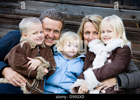 Eine lächelnde Familie mit drei Kindern, Schweden. Stockfoto