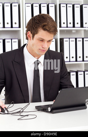 junge Unternehmer, die im Büro arbeiten Stockfoto