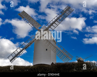 Jack und Jill den Berg hinauf: Windmühlen auf Clayton Hill, South Downs, in der Nähe von Brighton, Sussex, UK Stockfoto