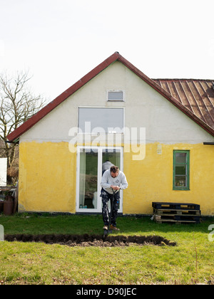 Mann, arbeitet im Garten Stockfoto