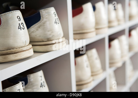 Schuhe in den Regalen in einer Bowlingbahn. Stockfoto