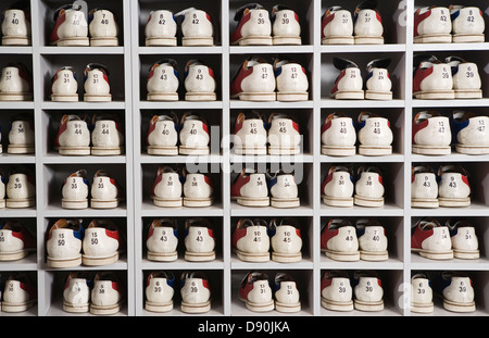 Schuhe in den Regalen in einer Bowlingbahn. Stockfoto