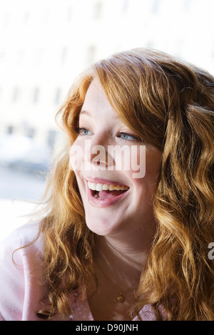 Porträt einer dunkelhaarige, lächelnde Frau. Stockfoto