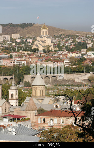 Panoramablick von Tbilisi Stadtzentrum mit Tsminda Sameba (Heilige Dreifaltigkeit) Kathedrale im Hintergrund, Tiflis, Georgien Stockfoto