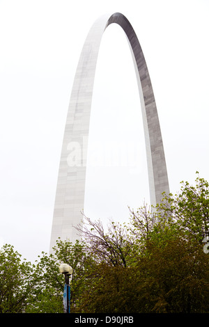 Der Gateway Arch erstreckt sich weit in den Himmel an einem bewölkten Nachmittag in der Innenstadt von St. Louis, Missouri, am 3. Mai 2013. Stockfoto