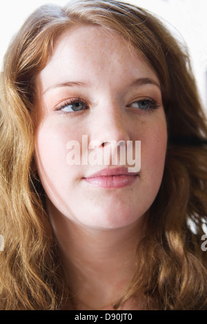 Porträt einer dunkelhaarige, lächelnde Frau. Stockfoto