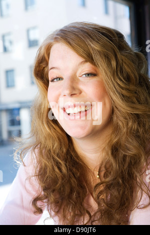 Porträt einer dunkelhaarige, lächelnde Frau. Stockfoto