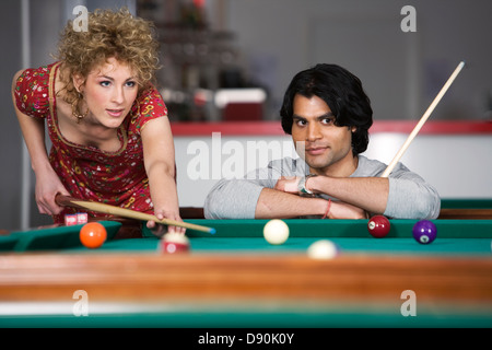 Frau Billard spielen. Stockfoto