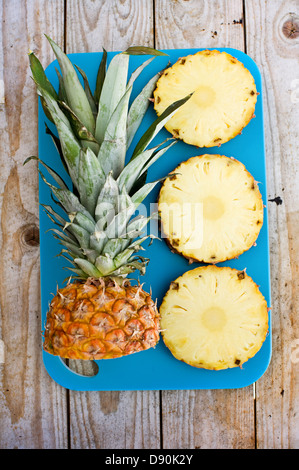 Geschnittene Ananas auf Parkettboden Stockfoto