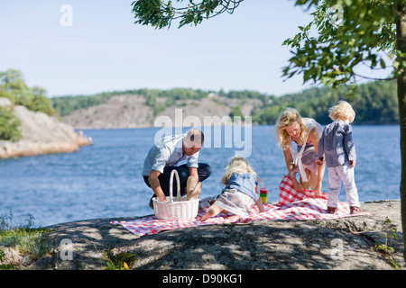 Familie Vorbereitung für Picknick am See Stockfoto