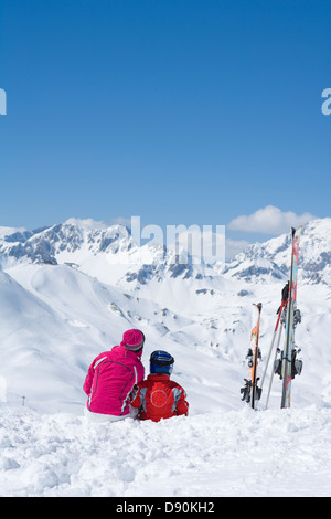 Eine Mutter und ihr Sohn ruht auf der Piste. Stockfoto
