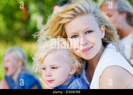 Mutter umarmt Sohn, close-up Stockfoto