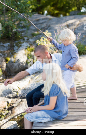 Vater Angeln mit Kindern Stockfoto