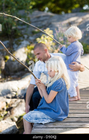 Vater Angeln mit Kindern Stockfoto