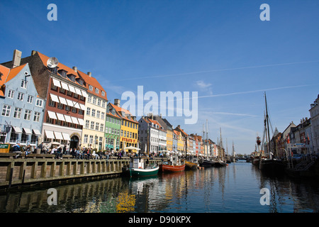 Kleine Boote am Ufer Stockfoto