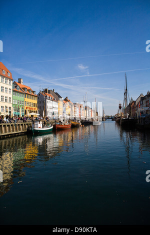 Kleine Boote am Ufer Stockfoto