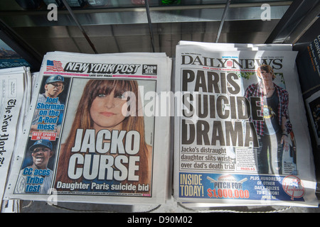 Titelseiten der New York Daily News und die New York Post Abdeckung der vergangenen Tage Selbstmordversuch von Paris Jackson Stockfoto