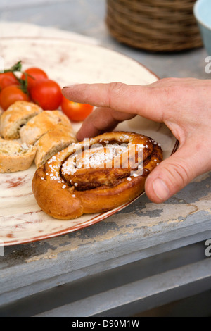 Ein Zimtbrötchen. Stockfoto