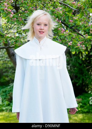 Mädchen im weißen Kleid stehen im Garten Stockfoto