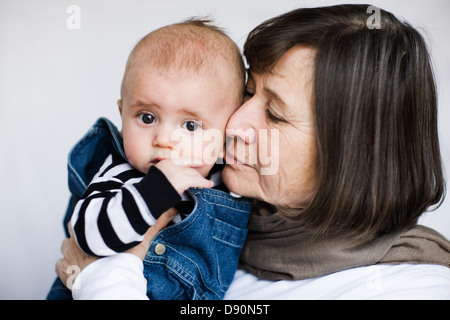 Großmutter Holding Enkel, close-up Stockfoto