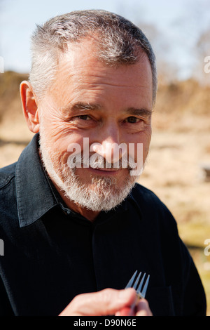 Porträt eines Mannes in ein schwarzes Hemd. Stockfoto