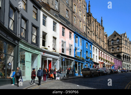 Bunte Geschäfte säumen die Victoria Street in Edinburgh Old Town. Stockfoto