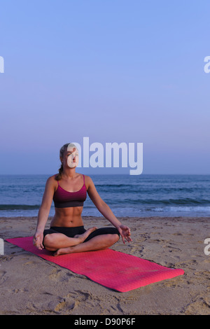Frau Meditation am Strand Stockfoto