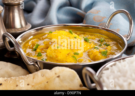 Fisch-Curry - ein Balti Gericht mit Fisch-Curry in einer Joghurtsauce mit grünem Chili, serviert mit Reis und Pappadams. Basa ist Fisch. Stockfoto