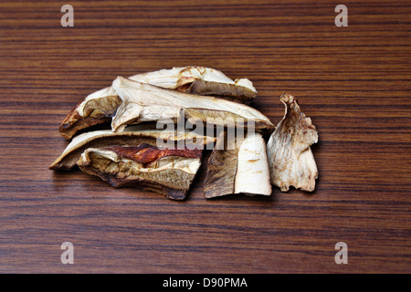 Getrockneten Pilzen Boletus Edulis auf dem Tisch Stockfoto