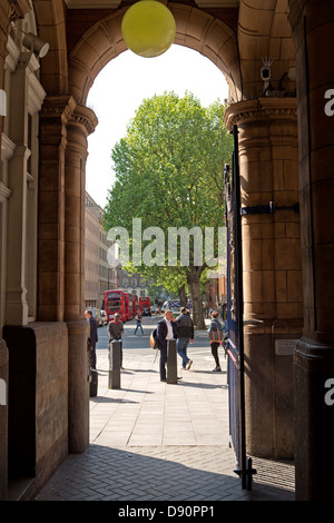 Bogen Sie am Eingang des Bahnhofs Marylebone, London, England. Stockfoto