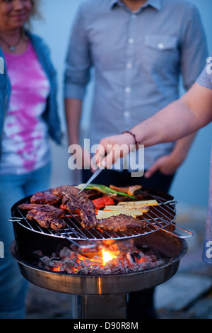 Barbecue mit Gemüse auf grill Stockfoto