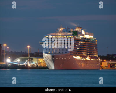 Kreuzfahrtschiff von Royal Princess in Southampton UK 7. Juni 2013 vor der Taufe von der Herzogin von Cambridge 13. Juni festgemacht Stockfoto