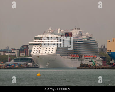 Kreuzfahrtschiff von Royal Princess in Southampton UK 7. Juni 2013 vor der Taufe von der Herzogin von Cambridge 13. Juni festgemacht Stockfoto