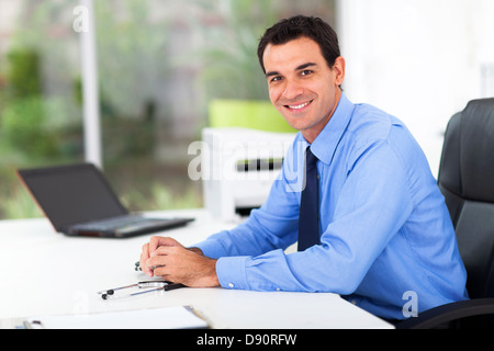 Porträt von männlichen Arzt im Büro Stockfoto