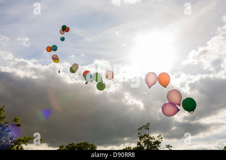 schwimmende Schnur von bunten Luftballons mit Helium gefüllt Stockfoto