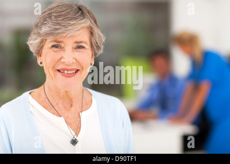 Porträt der lächelnde ältere Frau in Arztpraxis Stockfoto
