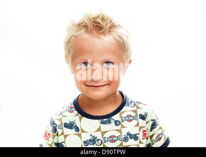 Porträt eines lächelnden jungen Blick in die Kamera, Studio gedreht Stockfoto