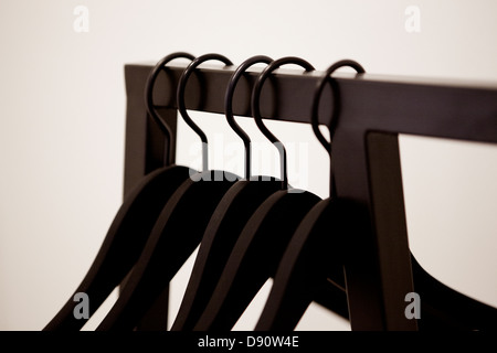 Kleiderbügel auf Kleiderständer Stockfoto