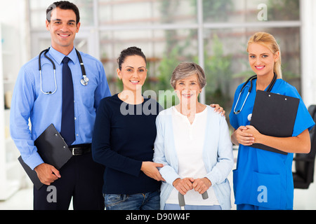 Porträt des Gesundheitspersonals stehend mit älteren Patienten und ihre Tochter Stockfoto