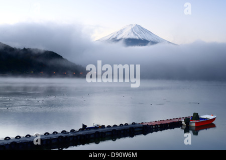 Mt. Fuji Gipfel aus den Wolken über Kawaguchi-See in Japan. Stockfoto