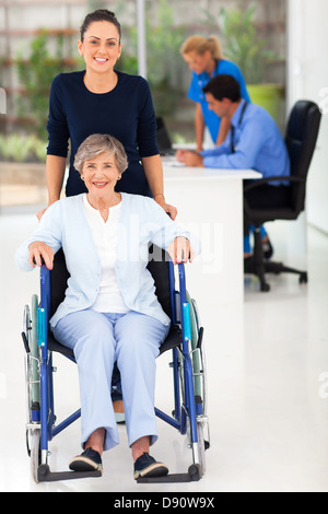 schöne junge Frau und senior Mutter in Arztpraxis Stockfoto