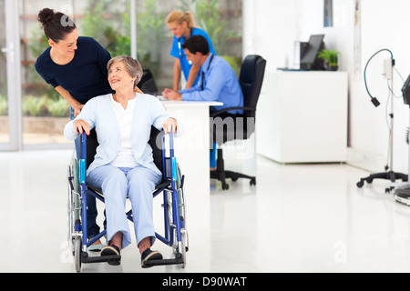 schöne liebevolle Tochter nehmen ältere Mutter Gastarzt Stockfoto