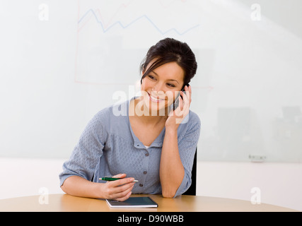 Porträt von lächelnden Geschäftsfrau sprechen über Handy Stockfoto