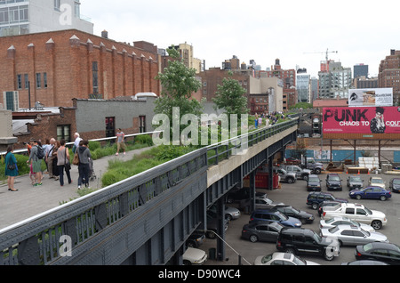 Blick auf die High Line erhöhte Eisenbahnschienen und Park in New York City Stockfoto